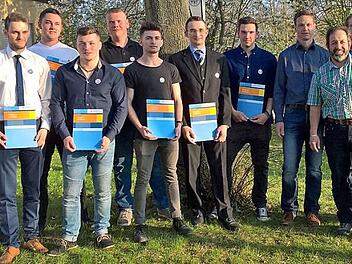 Das Bild zeigt (v. l.): Berufschullehrerin Julia von Keitz, Pr&uuml;fungsmeister Gerhard Mattheiowetz, die Junghandwerker Dennis Dudek, Tilo R&uuml;mmler, Julian Windsheimer, Sebastian Brandner, Serkan G&uuml;lek, Gerhard Reichert, Alexander Dietrich, Pr&uuml;fungsmeister J&uuml;rgen Wimmer, Gesellenbeisitzer Rainer R&ouml;del, stellvertretenden Obermeister Andreas Seeberger und Obermeister Thomas Bochtler. Foto: privat