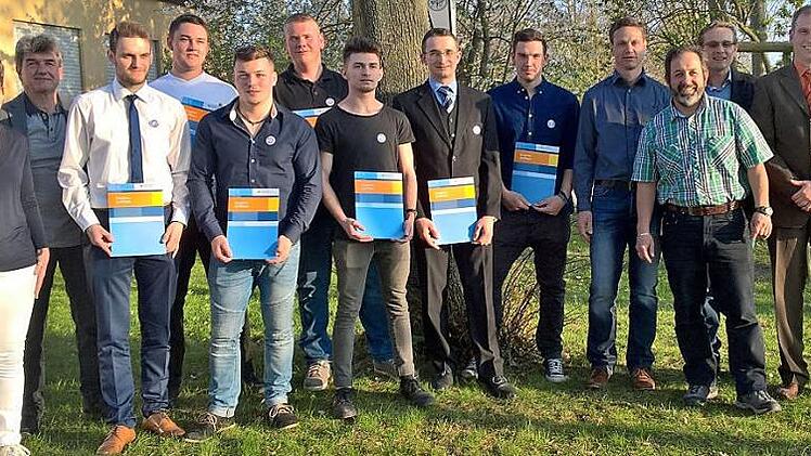 Das Bild zeigt (v. l.): Berufschullehrerin Julia von Keitz, Prüfungsmeister Gerhard Mattheiowetz, die Junghandwerker Dennis Dudek, Tilo Rümmler, Julian Windsheimer, Sebastian Brandner, Serkan Gülek, Gerhard Reichert, Alexander Dietrich, Prüfungsmeister Jürgen Wimmer, Gesellenbeisitzer Rainer Rödel, stellvertretenden Obermeister Andreas Seeberger und Obermeister Thomas Bochtler. Foto: privat