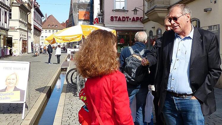 Thomas Mainusch suchte am Samstag den Bürger-Kontakt auf heimischem Pflaster. Foto: Pauline Lindner