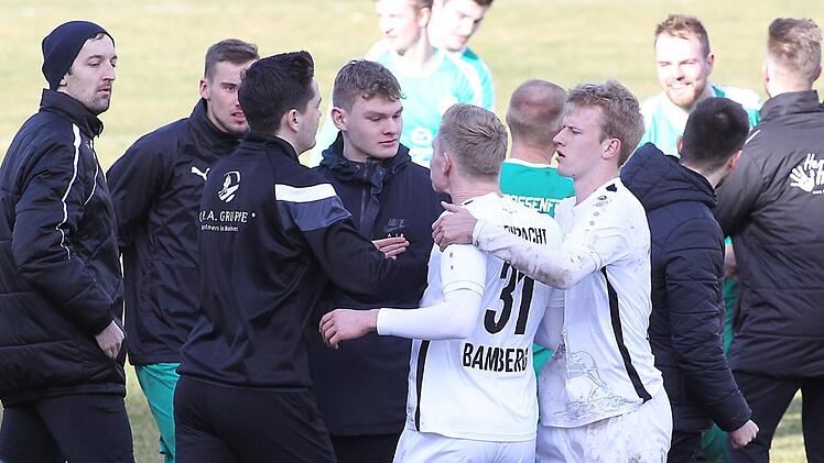 Auch die Spieler gerieten im Anschluss an die Partie kurzzeitig aneinander, die Gemüter beruhigten sich aber schnell wieder