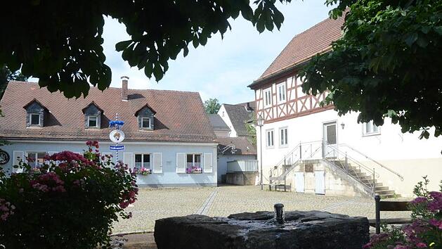 Das Ratsgremium in Weißenbrunn entschied mit der Übertragung der Ausschreibungen zum Realisierungswettbewerb an die SHL Architekten und Stadtplaner einen wichtigen Schritt zur Revitalisierung vom Altem Rathaus (rechts) und Brauer- und Büttnermuseum am Paradiesplatz.  Foto: K.- H. Hofmann