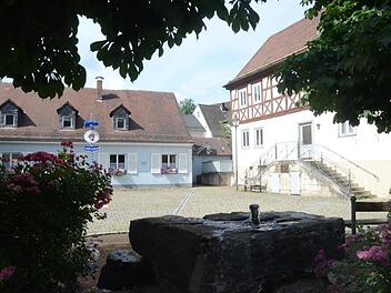Das Ratsgremium in Weißenbrunn entschied mit der Übertragung der Ausschreibungen zum Realisierungswettbewerb an die SHL Architekten und Stadtplaner einen wichtigen Schritt zur Revitalisierung vom Altem Rathaus (rechts) und Brauer- und Büttnermuseum am Paradiesplatz.  Foto: K.- H. Hofmann