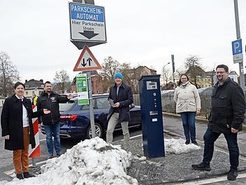 Mehr Sicherheit und Service für Autofahrer bietet die Park-App in Kronach, die (von links) Bürgermeisterin Angela Hofmann, Dieter Krapp vom Referat Sicherheit und Ordnung, Parkster Geschäftsführer Patrik Lundberg, Dorothea Biesenecker vom Referat Sicherheit und Ordnung und Hauptamtsleiter Stefan Wicklein vorgestellt haben. Der Parkschein-Automat kann natürlich weiter benutzt werden.