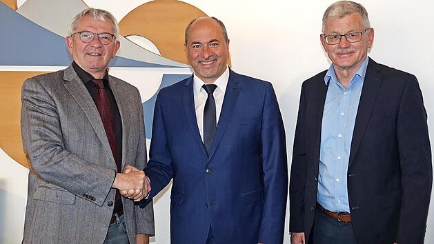 Landrat Johann Kalb (CSU) gratulierte dem neuen Fraktionsvorsitzenden Johannes Krapp, daneben der Vorg&auml;nger Wolfgang M&ouml;hrlein (v.l.).