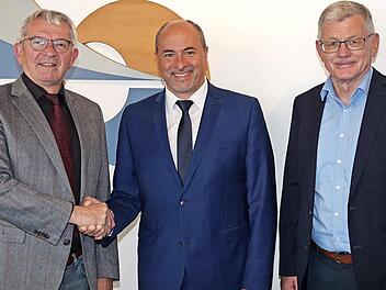 Landrat Johann Kalb (CSU) gratulierte dem neuen Fraktionsvorsitzenden Johannes Krapp, daneben der Vorgänger Wolfgang Möhrlein (v.l.).