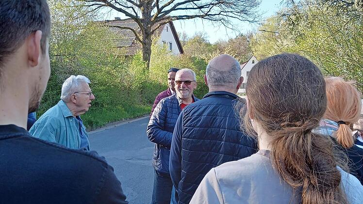 Elmar Barth (Mitte) f&uuml;hrte kenntnisreich durch den Altort von Unterpreppach und erl&auml;uterte dessen facettenreiche Geschichte.