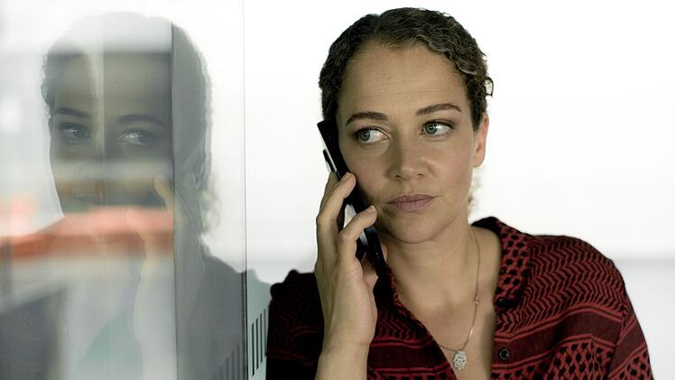 Die coole Profilerin Ayla Deniz (Oona Devi Liebich) ist eine alte Freundin von Hauptmann Furrer. Weil die Frau nicht nur schlau, sondern auch attraktiv ist, schiebt Dominique mal wieder eine Beziehungskrise.