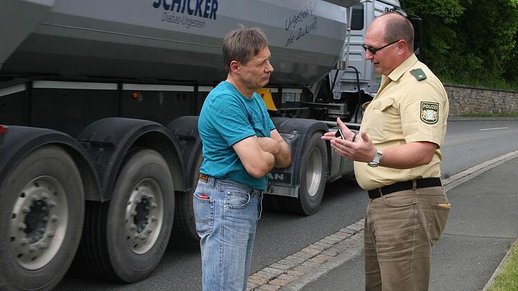 Gerhard Wehner wird von Polizist Reiner Schramm belehrt, dass er sein Auto wegfahren muss.