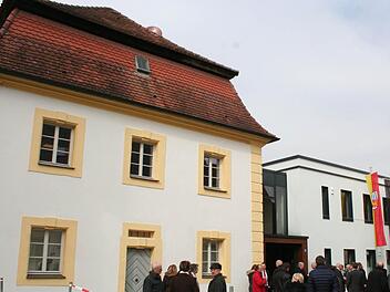 Das denkmalgeschützte alte Rathaus wurde um einen modernen Anbau erweitert.  Foto: Evi Seeger (Archiv)