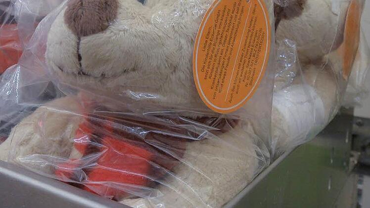 Teddys, die unbezahlbaren Helfer der Malteser, spenden Trost, wenn die Kleinsten am Einsatzort versorgt werden müssen.