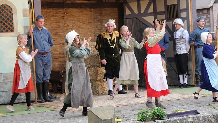 Aufführung des Märchens "Rumpelstilzchen" auf der Freilichtbühne im Schrimpf'schen Schloss  Foto: Dieter Britz