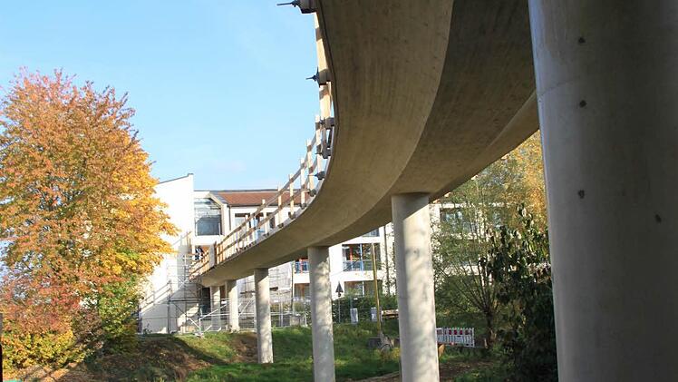 Der Rohbau des Bademantelganges vom Kurhotel über die Lauter zur Obermain-Therme steht. Foto: Matthias Einwag