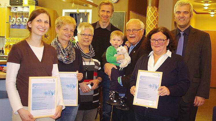 Karina Rau, Christina Brandl und Hedwig Jaros wurden mit dem Ehrenamtsnachweis ausgezeichnet. Hier von links Christina Brandl, Hedwig Jaros, Flüchtlingsbeauftragte Karin Weber, Migrations- und Flüchtlingsberater Elmar Jonas, Pfarrer Albrecht Bischoff mit Willy Brandl, Karina Rau sowie Bürgermeister Ehrhardt  Foto: Heike Schülein