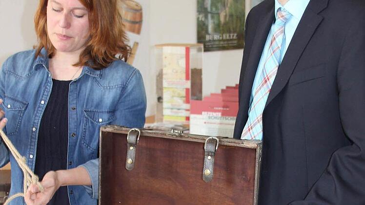 Inga Masemann und Wolfram Thein packen die Schatztruhe aus.