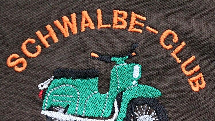 Das Emblem des "Schwalben-Club" Gereuth ziert zum Beispiel die Club-T-Shirts. Foto: Helmut Will