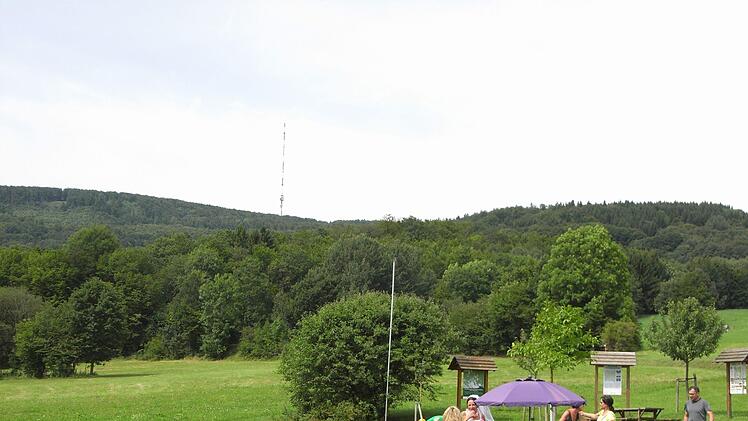Picknick auf einer Wiese nahe Sandberg. Im Hintergrund der Sendemast auf dem Kreuzberg.  Foto: Joachim Rübel