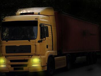 Auf der A7 verlor ein 36-j&auml;hriger Lkw-Fahrer die Kontrolle &uuml;ber sein Fahrzeug und kam von der Fahrbahn ab. Symbolbild: Pixabay/kalhh