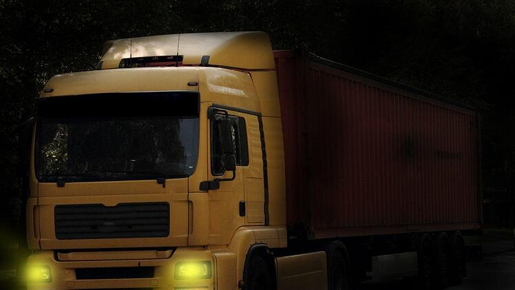 Auf der A7 verlor ein 36-j&auml;hriger Lkw-Fahrer die Kontrolle &uuml;ber sein Fahrzeug und kam von der Fahrbahn ab. Symbolbild: Pixabay/kalhh