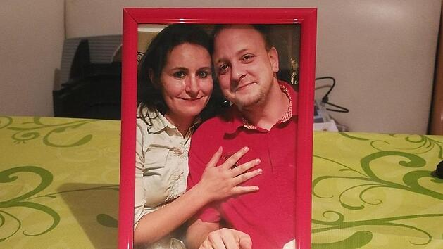 Robby Handschuh muss den Tod seiner Lebensgef&auml;hrtin Regina  und des gemeinsamen Kindes Ferdinand verkraften. Beide sind kurz nach der Geburt im Klinikum Kulmbach gestorben. Drei Monate sp&auml;ter qu&auml;lt Vater Robby Handschuh noch immer die Frage, was damals wirklich im Klinikum geschehen ist. Foto: privat