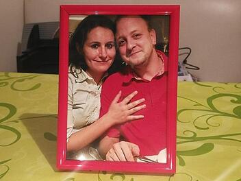 Robby Handschuh muss den Tod seiner Lebensgefährtin Regina  und des gemeinsamen Kindes Ferdinand verkraften. Beide sind kurz nach der Geburt im Klinikum Kulmbach gestorben. Drei Monate später quält Vater Robby Handschuh noch immer die Frage, was damals wirklich im Klinikum geschehen ist. Foto: privat