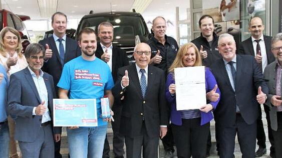 Die Handwerkskammer Oberfranken zeichnete das Autohaus Heinrich-G. Bender für seine herausragende Ausbildungsleistung sowie den Karosserie- und Fahrzeugbaumechaniker Marius Rühmer als Landessieger aus. Vorne, von links: Heinz Rühmer, Thomas Koller, Marius Rühmer, Heinrich G. Bender, Heike-Ellen Bender, OB Norbert Tessmer und Handwerkskammerpräsident Thomas Zimmer. Hinten, von links: Silke Rühmer, Frank Wäschenfelder, Ralf Wank, Werner Winkler, Christian Griebel und Michael Sedlak. Foto: Desombre