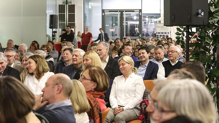 Mehr als 250 Zuschauer sehen eine spannende Diskussionsrunde. Barbara Herbst