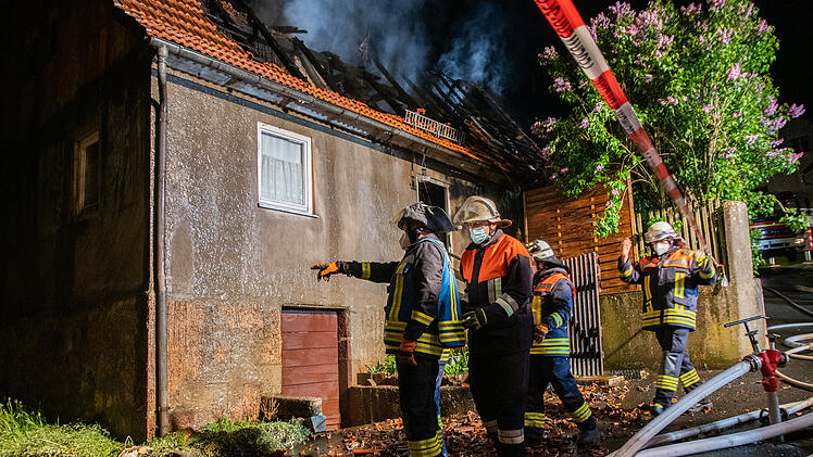 Einfamilienhaus in Vollbrand: 200 Kräfte kämpfen gegen Flammen