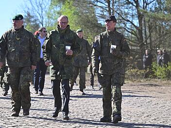 Bundeskanzler Merz besucht Bundeswehr in Munster