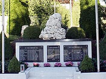 Das neue Kriegerdenkmal am Kirchplatz Foto: Erlwein