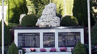 Das neue Kriegerdenkmal am Kirchplatz Foto: Erlwein