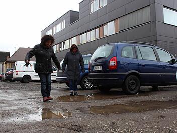 Bei schlechtem Wetter mit Pfützen übersät ist der Parkplatz am Vogelseck in Höchstadt. Foto: Andreas Dorsch