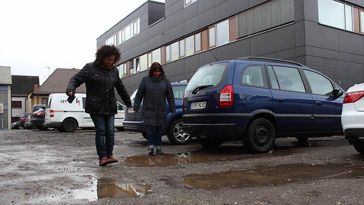 Bei schlechtem Wetter mit Pfützen übersät ist der Parkplatz am Vogelseck in Höchstadt. Foto: Andreas Dorsch