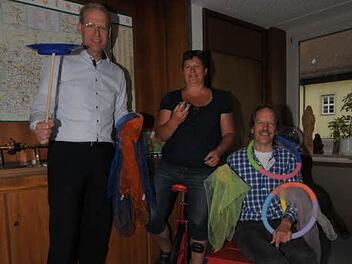 Bea Wirth und Martin Vogel (r.) vom Freizeitheim stellten Bürgermeister German Hacker das Ferienprogramm vor. Foto: Roland Meister