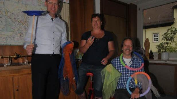 Bea Wirth und Martin Vogel (r.) vom Freizeitheim stellten Bürgermeister German Hacker das Ferienprogramm vor. Foto: Roland Meister