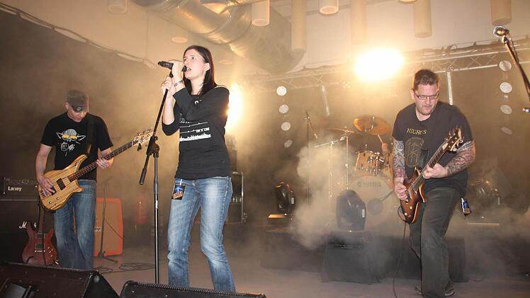 Mit einem atmosphärisch dichten Rocksound überzeugte die Bamberger Rockband "Gloomfire". Sängerin Andrea Eichner verzaubert mit ihrer elfengleichen Stimme, Bassist Johannes Schneider (links), Schlagzeuger Timo Pfeil und Gitarrist Thomas Ochs (rechts) mit ihrem instrumentellem Können. Foto: Stephan Stöckel