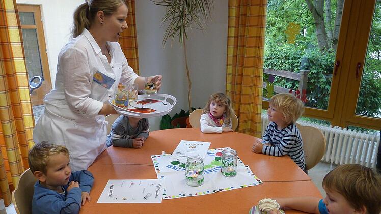 Im "Caf&eacute; Pustekuchen", einer neuen Einrichtung in der Wirsberger Herbert-Kneitz-Kindertagesst&auml;tte, werden die M&auml;dchen und Jungen von den Erzieherinnen bedient. Hier serviert Lena B&uuml;chel gerade einige leckere Drinks.&uuml; Foto: Werner Rei&szlig;aus