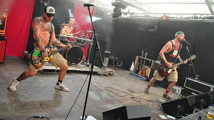 Acht Bands unterhielten vom Nachmittag bis weit nach Mitternacht die Punkfans. Foto: Simon Albrecht