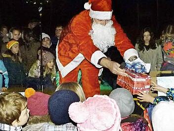 Der Nikolaus war ein gefragter Mann bei der Untersteinacher Dorfweihnacht. Foto: Werner Oetter