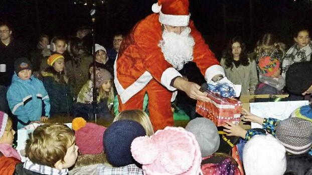 Der Nikolaus war ein gefragter Mann bei der Untersteinacher Dorfweihnacht. Foto: Werner Oetter