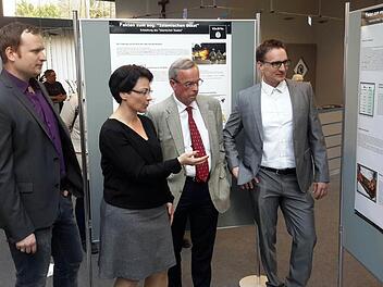 Die Initiatoren der Projektarbeit, Marcel Tuchenhagen und Ines Pollithy (von links), erläutern dem Gastredner Heinrich Quaden die Details der Ausstellung bei der Schlussveranstaltung in der Georgi-Kurhalle. Beeindruckt vom Engagement seiner Zehntklässler zeigte sich Realschuldirektor Torsten Stein (rechts). Foto: Rolf Pralle