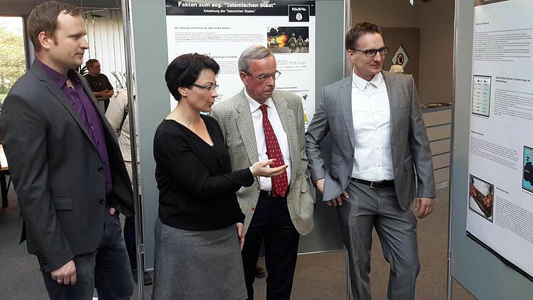 Die Initiatoren der Projektarbeit, Marcel Tuchenhagen und Ines Pollithy (von links), erläutern dem Gastredner Heinrich Quaden die Details der Ausstellung bei der Schlussveranstaltung in der Georgi-Kurhalle. Beeindruckt vom Engagement seiner Zehntklässler zeigte sich Realschuldirektor Torsten Stein (rechts). Foto: Rolf Pralle