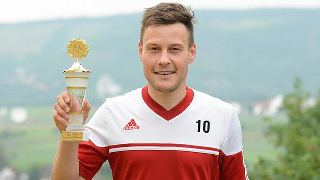 Gewann mit 23 Treffern in der Bezirksliga Ost den Torj&auml;ger-Pokal der Saale-Zeitung: Simon Bolz vom FC Fuchsstadt. Foto: ssp