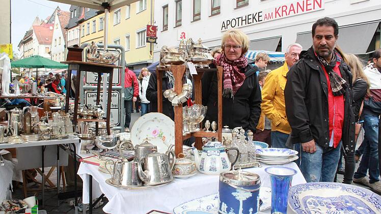 Beim Bamberger Antikmarkt kamen Liebhaber schöner alter Dinge voll auf ihre kosten. Foto: Michel Memmel