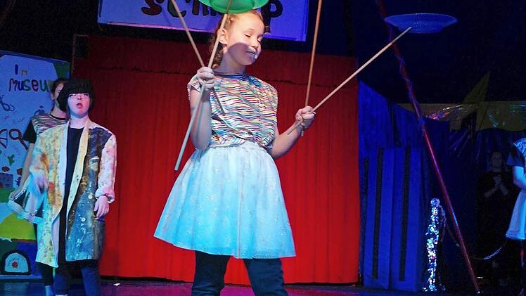 Beim "Zirkus Schnipp" tranieren Kinder nicht nur das Balancieren, sondern ganz nebenbei auch das soziale Miteinander. Gejubelt wird immer, auch wenn eine Nummer mal nicht perfekt ist. Im Vordergrund steht die Gruppendynamik. Foto: Stephanie Elm