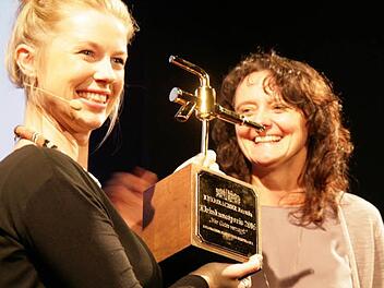 Der KKB-Kabarettpreis in diesem Jahr ist blond: Birgit Reichardt (rechts) überreichte den von der Kulmbacher Brauerei gestifteten Pokal an Christine Eixenberger. Foto: Klaus Klaschka