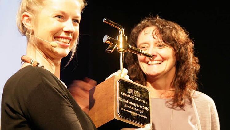 Der KKB-Kabarettpreis in diesem Jahr ist blond: Birgit Reichardt (rechts) überreichte den von der Kulmbacher Brauerei gestifteten Pokal an Christine Eixenberger. Foto: Klaus Klaschka