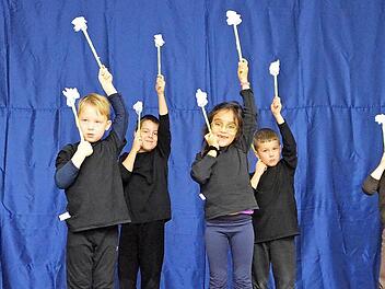 Die Kinder der Eingangsklasse DF1 tanzen den Blumentanz.  Foto: Joachim Wehner