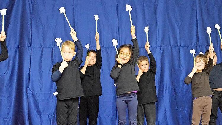 Die Kinder der Eingangsklasse DF1 tanzen den Blumentanz.  Foto: Joachim Wehner