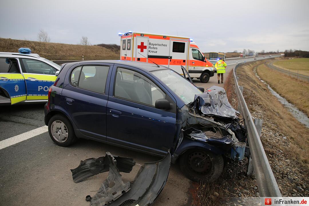 A9 bei Hof: Frau flieht vor Polizeikontrolle und baut Unfall