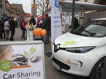 Die Herzo Werke warben auf der Messe für ihr neues Car-Sharing-Angebot. Bei einem Gewinnspiel lockten Gutscheine und jeweils eine einjährige Mitgliedschaft im Erlanger Car-Sharing-Verein. Gewonnen haben Ludwig Giehm, Jürgen Schütt (beide aus Herzogenaurach) und Brigitte Hermann (Buch bei Weisendorf). Foto: Richard Sänger